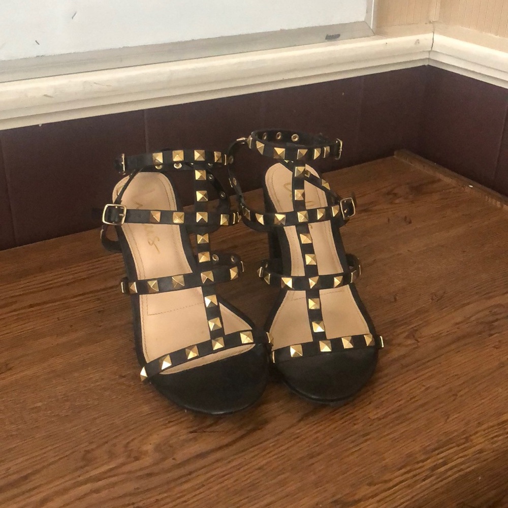lulu’s black heels